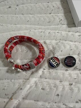 SNAP Bracelet Red and Silver Woven Bracelet small size. Takes 20 m gingersnaps